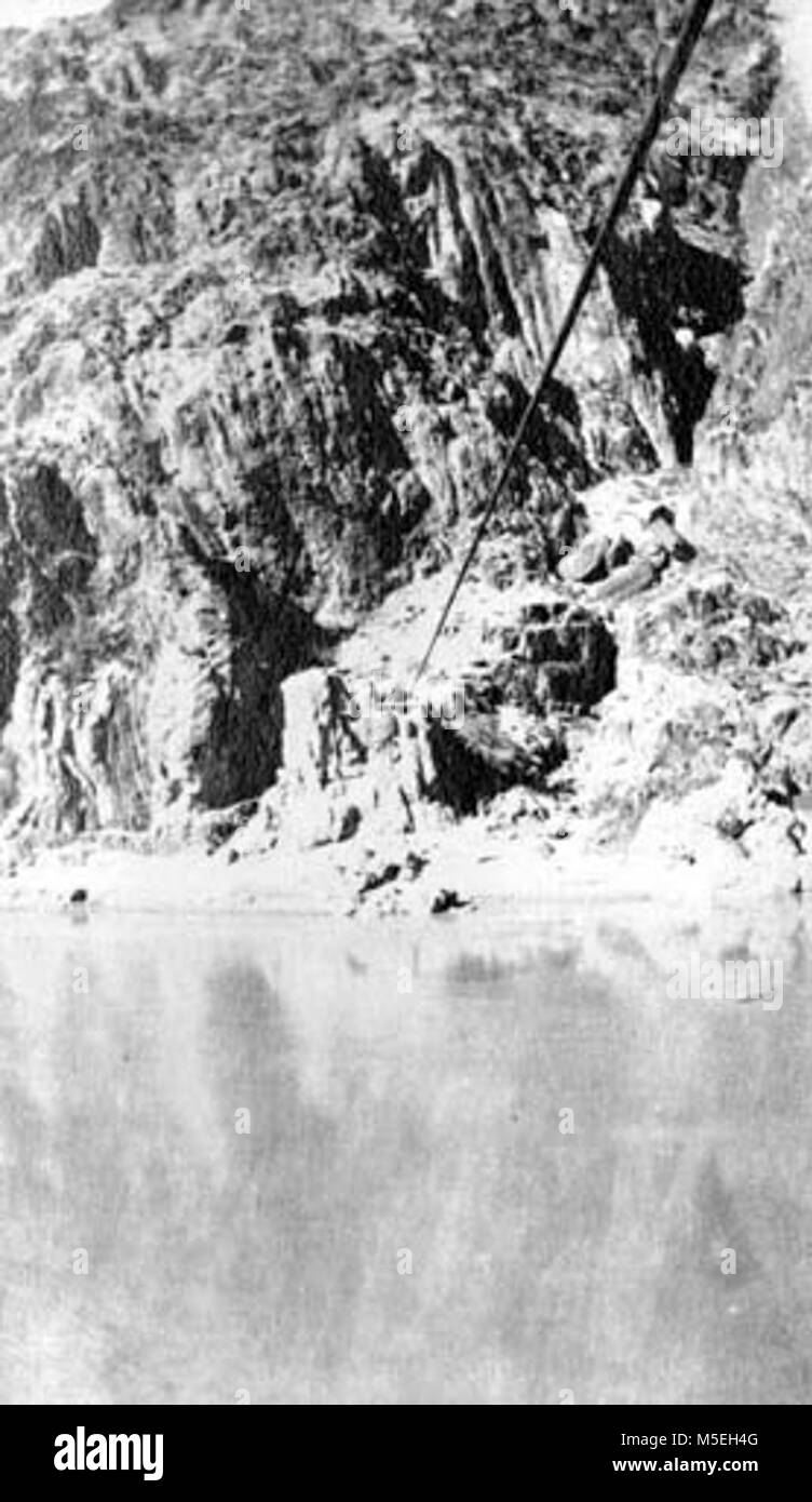 Grand Canyon - storico Fiume Colorado attraversamento del cavo c ruggine TRAM attraversando il fiume Colorado. Auto sul lato lontano della foto. CIRCA 1919, MARBOIS. Foto Stock
