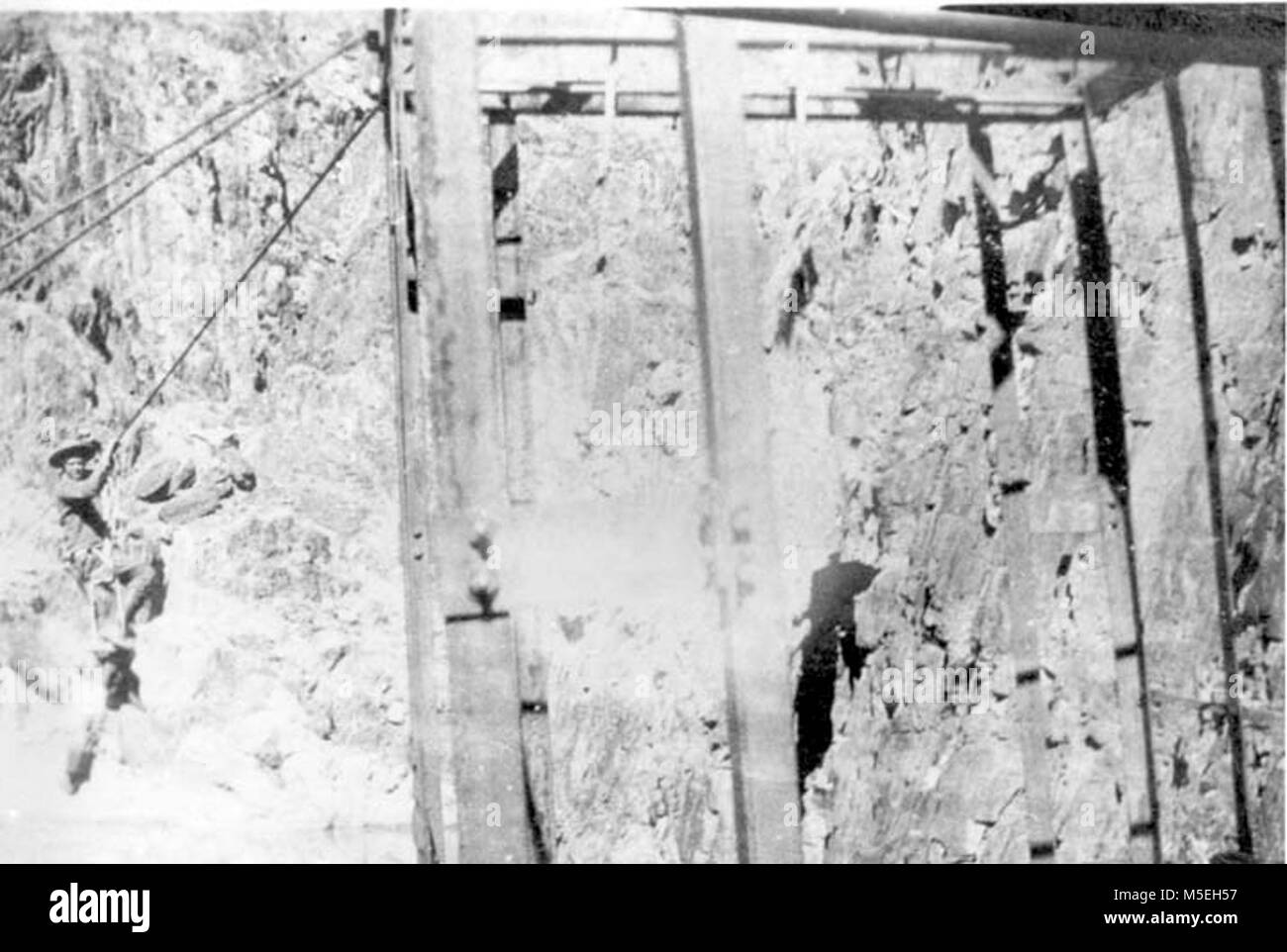 Grand Canyon - storico Fiume Colorado attraversamento del cavo c uomo sospeso dal cavo oltre il fiume. Telaio della ruggine TRAM AUTO IN PRIMO PIANO. CIRCA 1919, MARBOIS. Foto Stock