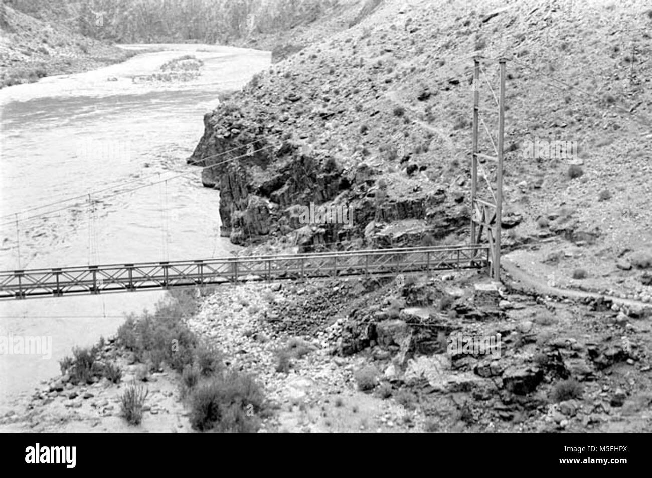 Grand Canyon storica- Phantom Ranch TRANS CANYON attraversa il fiume Colorado attraverso il ponte di argento - JUST DOWNRIVER DI PHANATOM RANCH. CIRCA 1980. Foto Stock
