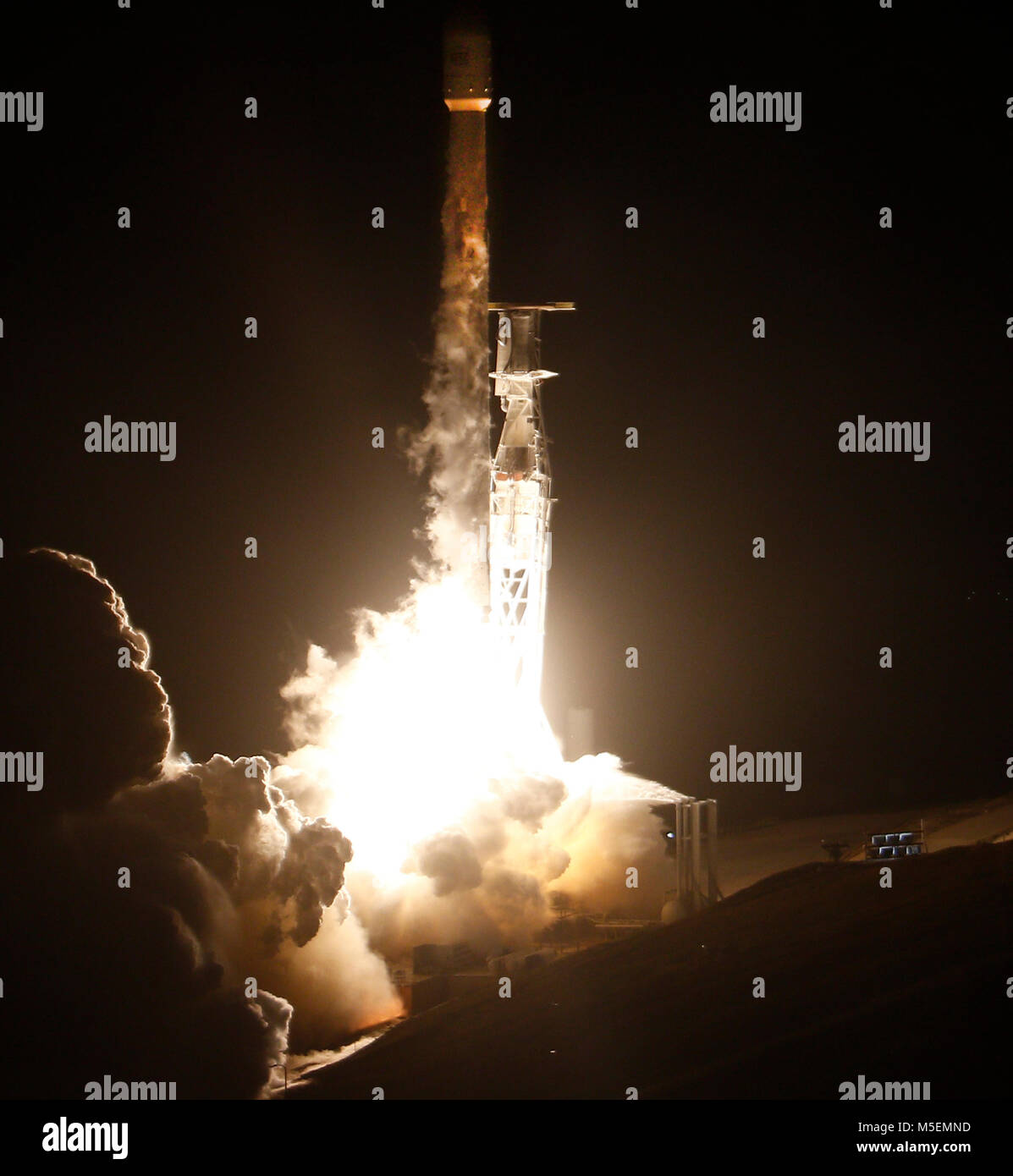 2-22-18. Vandenberg AFB, California - Un falco SpaceX 9 impianti di risalita a razzo-off con la Paz osservazione della terra satellite a giovedì mattina a Vandenberg Air Force Base in California. Credit: Gene Blevins/ZUMA filo/Alamy Live News Foto Stock