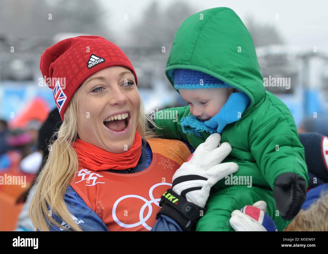 Olimpiadi invernali 2018 Pyeongchang, Corea del Sud . Il 23 febbraio, 2018. Emily Sarsfield (GBR) festeggia con la sua nipote. Womens ski cross. Phoenix snow park. Pyeongchang. Pyeongchang2018 Olimpiadi invernali. Repubblica di Corea. 23/02/2018. Credito: Sport In immagini/Alamy Live News Foto Stock