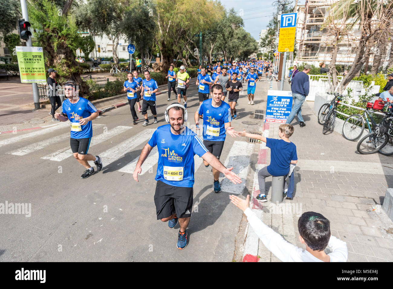 Israele, Tel Aviv-Yafo - 23 Febbraio 2018: 2018 Tel Aviv Samsung marathon.  Compresa una maratona, mezza maratona, 10km e 5 km di corsa, nonché 42km  mano gara ciclistica per le persone con