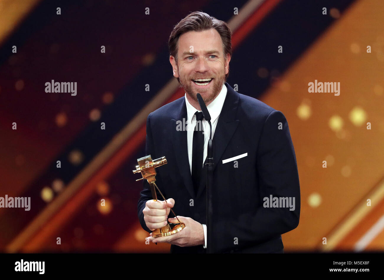 22 febbraio 2018, Germania, Amburgo, 53rd Golden fotocamera Awards: Attore Ewan McGregor riceve la telecamera Golden Award per la categoria " Miglior attore internazionale". Foto: Christian Charisius/dpa-Piscina/dpa Foto Stock