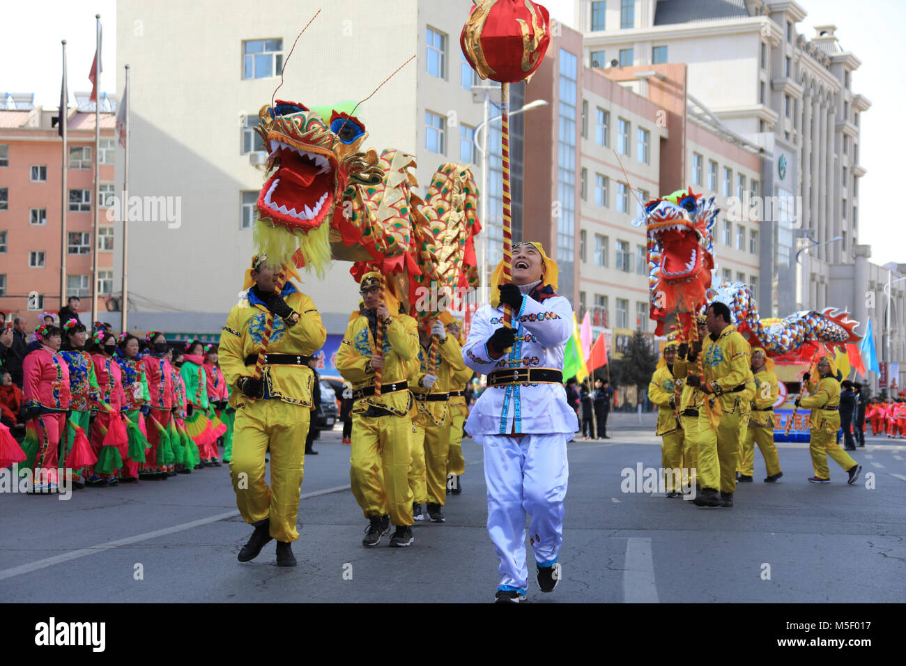 Zhangjiakou cinese nella provincia di Hebei. Il 23 febbraio, 2018. Le persone a svolgere Yangge danza di Chongli distretto di Zhangjiakou, città del nord della Cina nella provincia di Hebei, Feb 23, 2018. Più di venti Yangge troupes partecipare alle celebrazioni all'inizio del cinese Luan nuovo anno. Credito: Zhang pista/Xinhua/Alamy Live News Foto Stock