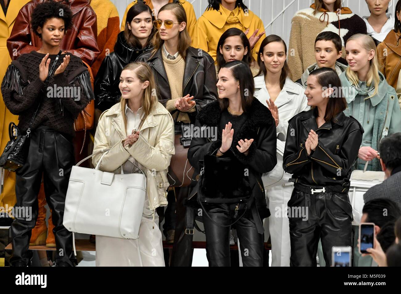 Milano, Italia. Il 23 febbraio, 2018. Milano donna la settimana della moda autunno inverno 2019. Milano Moda Donna Autunno Inverno 2019. Tod's Fashion Show nella foto: Gigi Hadid Bella Hadid Cari Taylor Liu Wen Vittoria Ceretti e modelli Credit: Indipendente Agenzia fotografica/Alamy Live News Foto Stock