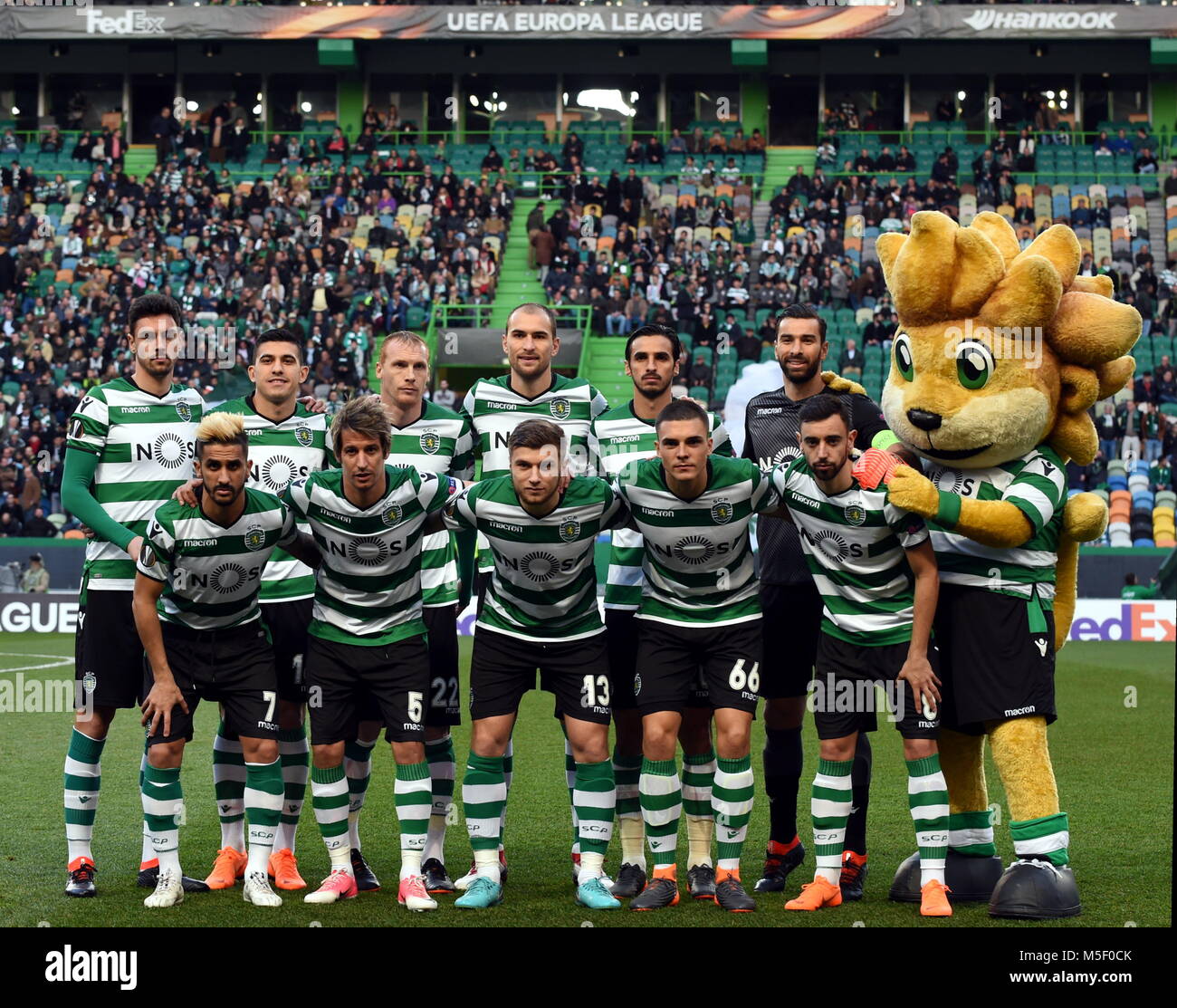 (180223) -- Lisbona, Feb 23, 2018 (Xinhua) -- giocatori di Sporting posano per una foto di gruppo prima di Europa League Soccer match tra Sporting CP e FC Astana al Jose Alvalade stadium di Lisbona, in Portogallo, il 22 febbraio, 2018. La partita si è conclusa con un 3-3 cravatta.(Xinhua/Zhang Yadong) Foto Stock