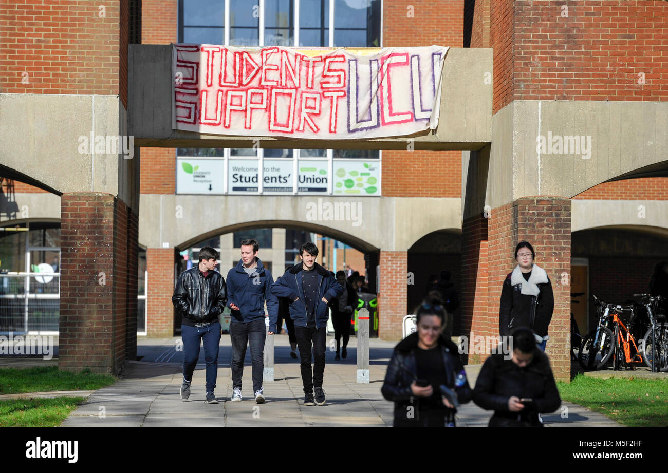Brighton, Regno Unito. Il 23 febbraio, 2018. Gli studenti stanno sostenendo il walkout da docenti presso la University of Sussex a Brighton il secondo giorno di sciopero dall Università e College di unione (UCU) in tutta la Gran Bretagna fotografia scattata da Simon Dack Credito: Simon Dack/Alamy Live News Foto Stock