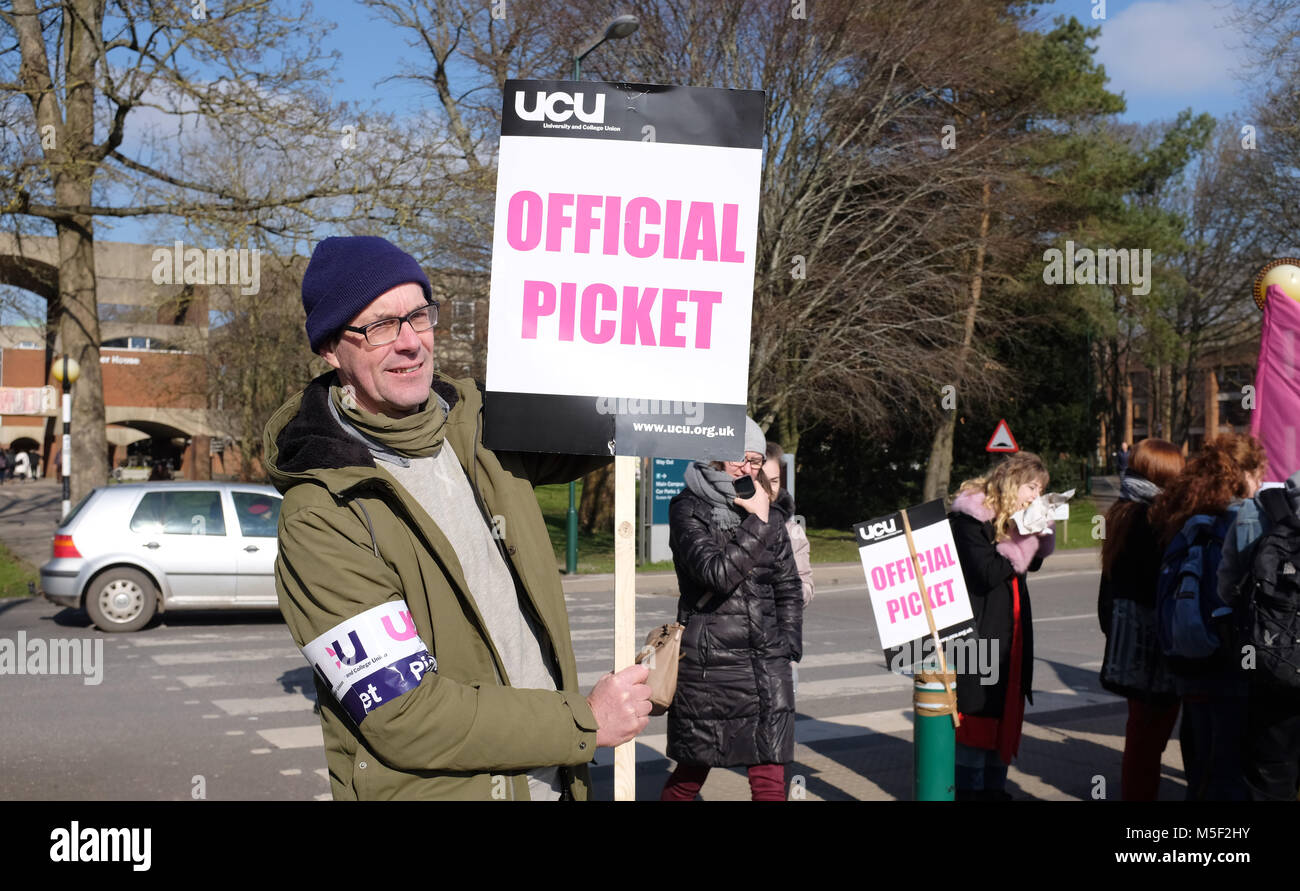 Brighton, Regno Unito. Il 23 febbraio, 2018. Una delle linee di picchetto presso la University of Sussex il secondo giorno di sciopero dall Università e College di unione (UCU) in tutta la Gran Bretagna fotografia scattata da Simon Dack Credito: Simon Dack/Alamy Live News Foto Stock