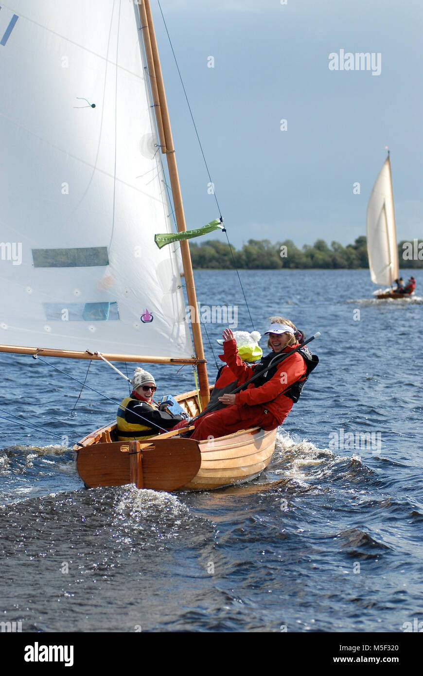 Cathy MacAleavey's Shannon One Design gare a Roosky durante la prima regione dei laghi e le vie navigabili interne in Irlanda la vela Raid. Posizione: Fiume Shannon, Irlanda. Data: settembre 2012. Credit: Nic Compton. Foto Stock