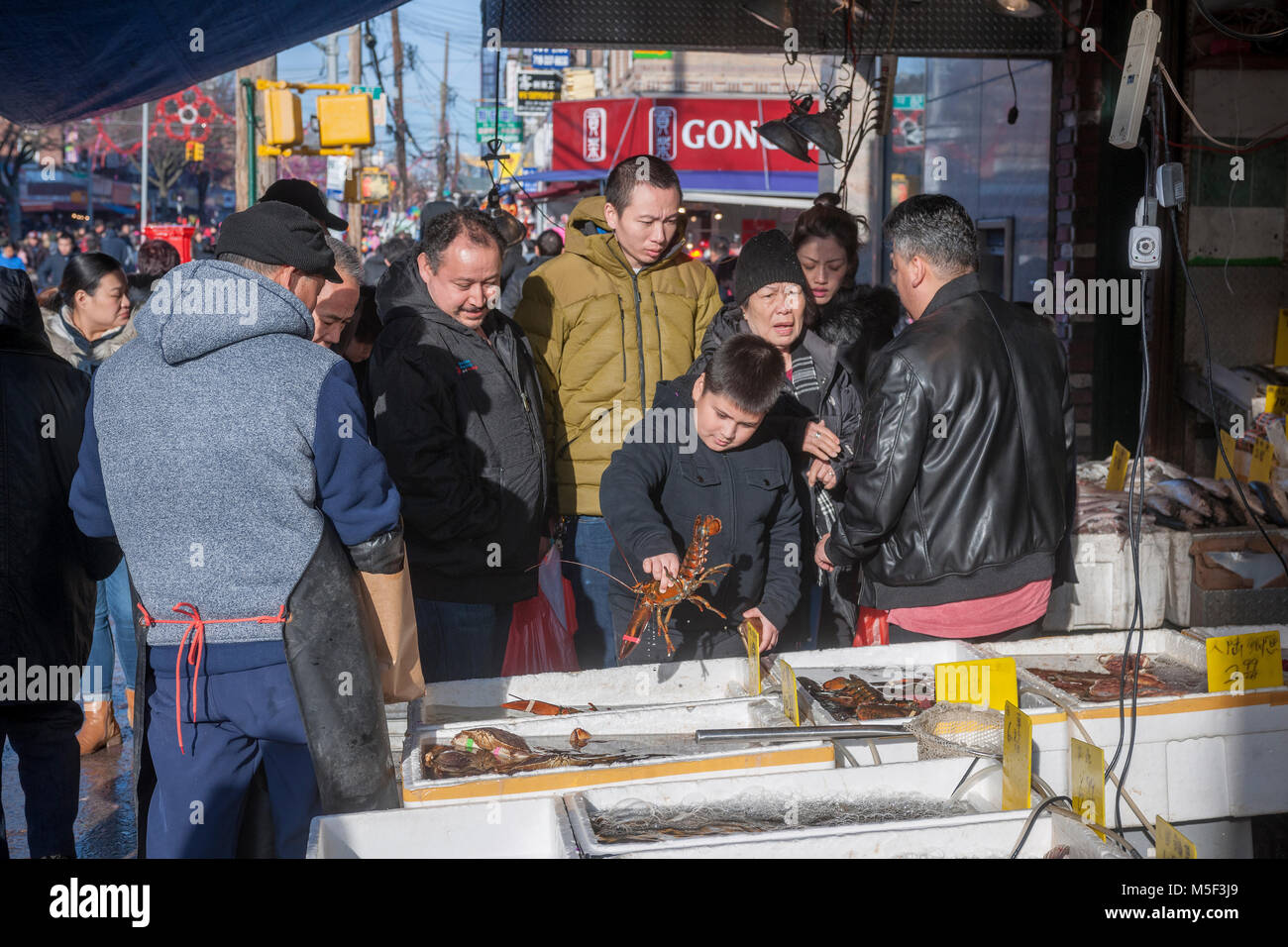 I visitatori del parco di tramonto quartiere di Brooklyn a New York acquisto aragoste da un negozio di pesce di Domenica, 18 febbraio 2018. (© Richard B. Levine) Foto Stock