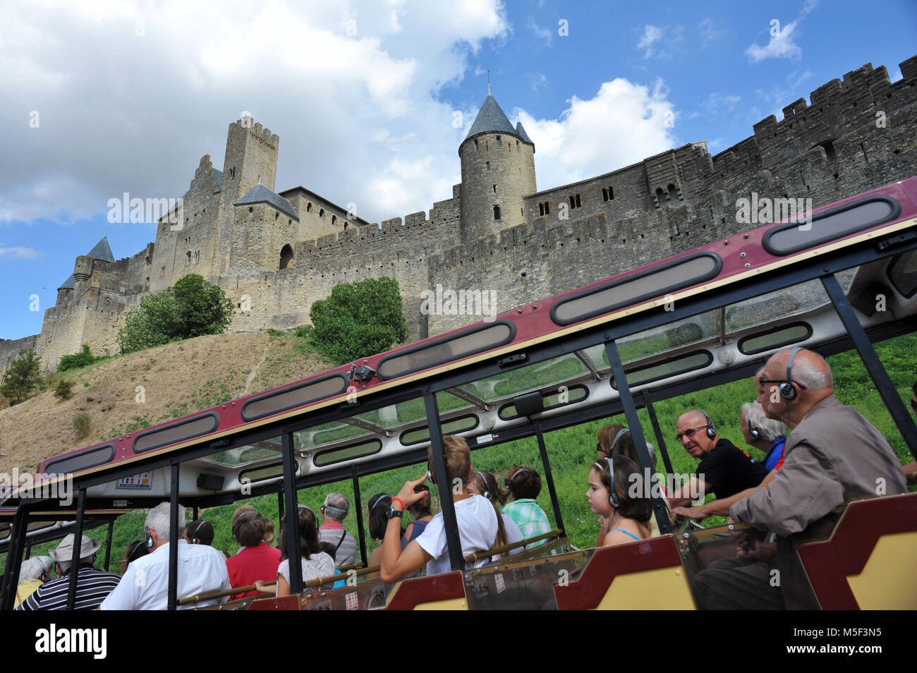Carcassonne, Francia. Bus Bus Turistico, cittadella medioevale. Foto Stock