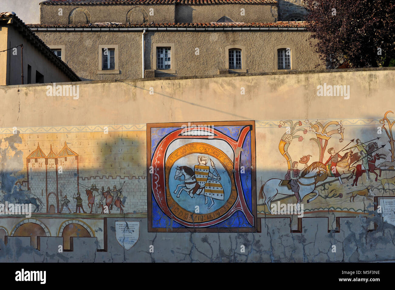 Carcassonne, Francia. Disegni sulla parete della città raccontano la storia catari, cittadella medioevale. Foto Stock