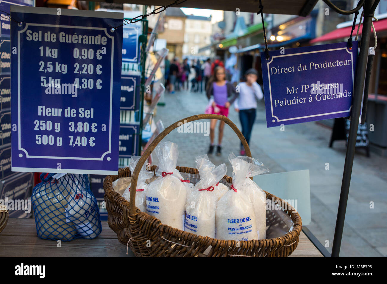 Guerande, Francia. Supporto turistico nel mercato con sale tradizionali in vendita. Foto Stock