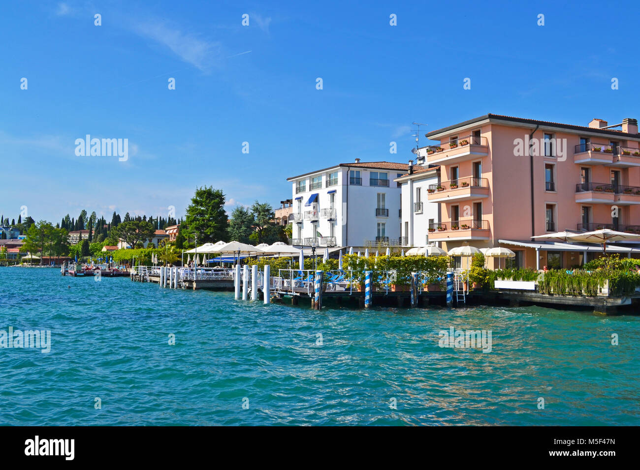 Sirmione, Lago di Garda - ristoranti e alberghi sito accanto alle acque blu del lago Foto Stock