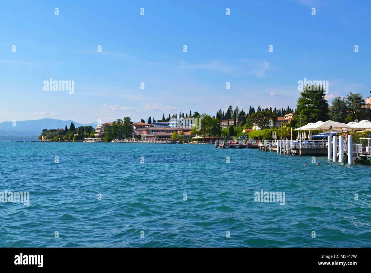 La città portuale di Sirmione, Lago di Garda con ristoranti Foto Stock