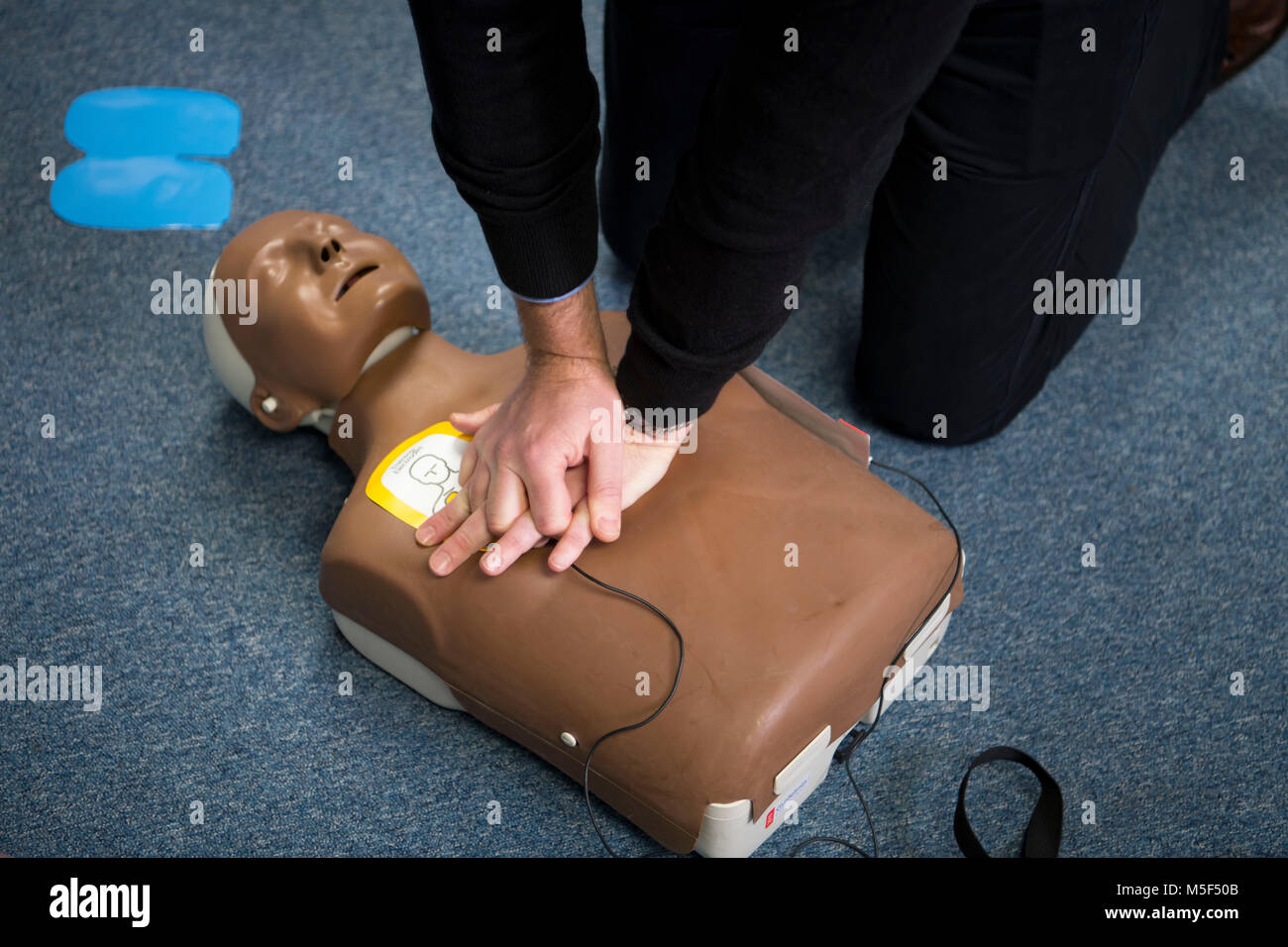 Le tecniche di pronto soccorso e RCP vengono eseguite su un manichino di rianimazione di pronto soccorso. Foto Stock