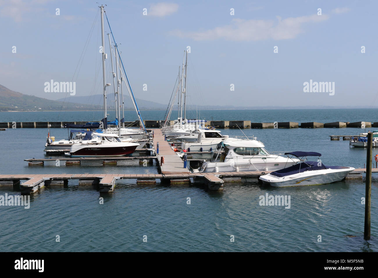 Barche e yacht ormeggiati a Marina, Carlingford Marina, sul Carlingford Lough, nella contea di Louth, Irlanda. Foto Stock