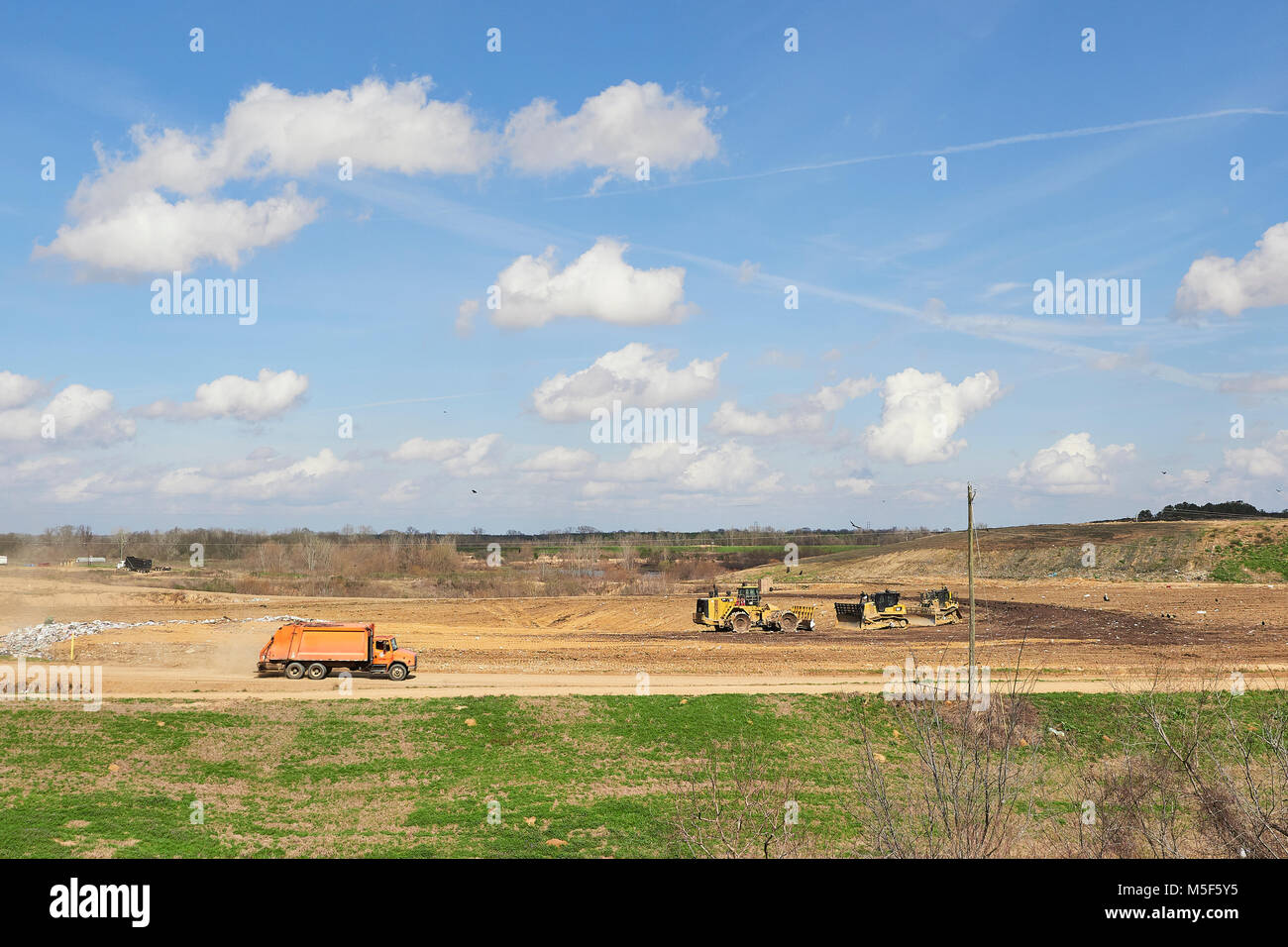 Sito di discarica o dump, un ampio angolo di visione con spazio copia a Montgomery in Alabama, Stati Uniti d'America. Foto Stock