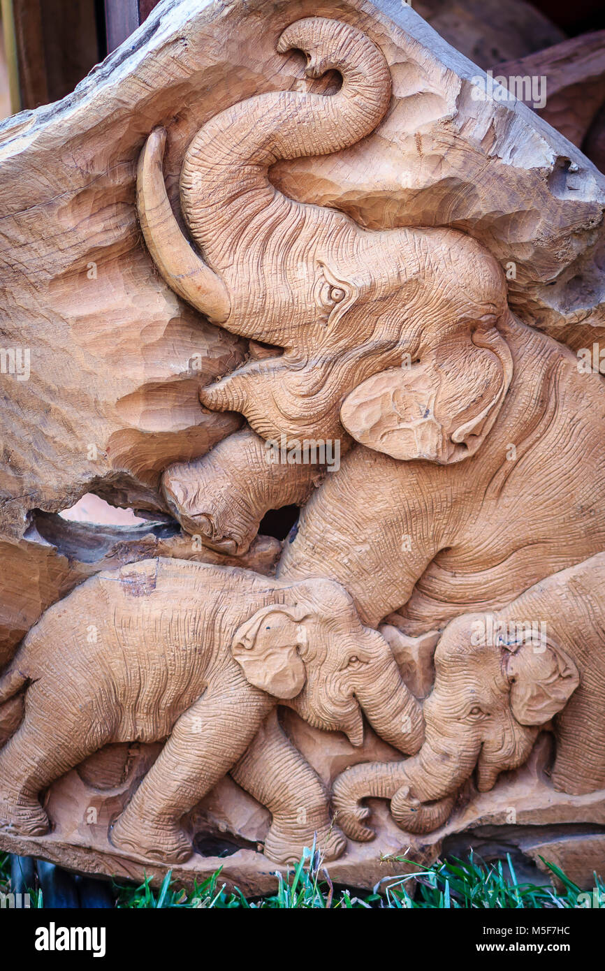 Bella scultura in legno della famiglia di elefante. Arte antica mobili  artigianali che sculture famiglia elefante in legno. Elefante in legno fatti  a mano per la vendita Foto stock - Alamy