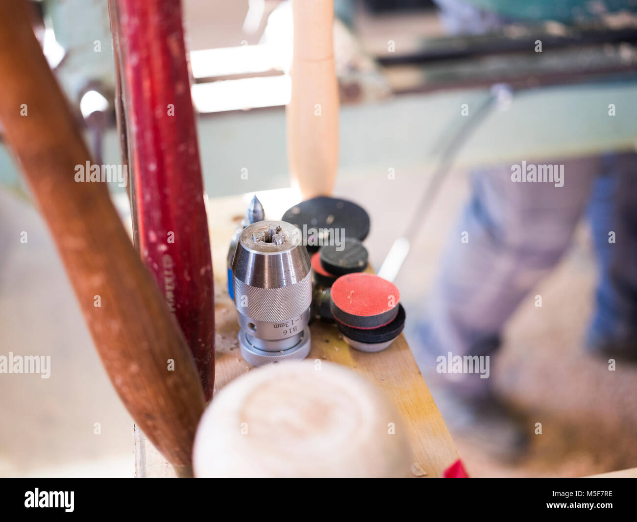 Un falegname, dimostrando la filatura. Foto Stock