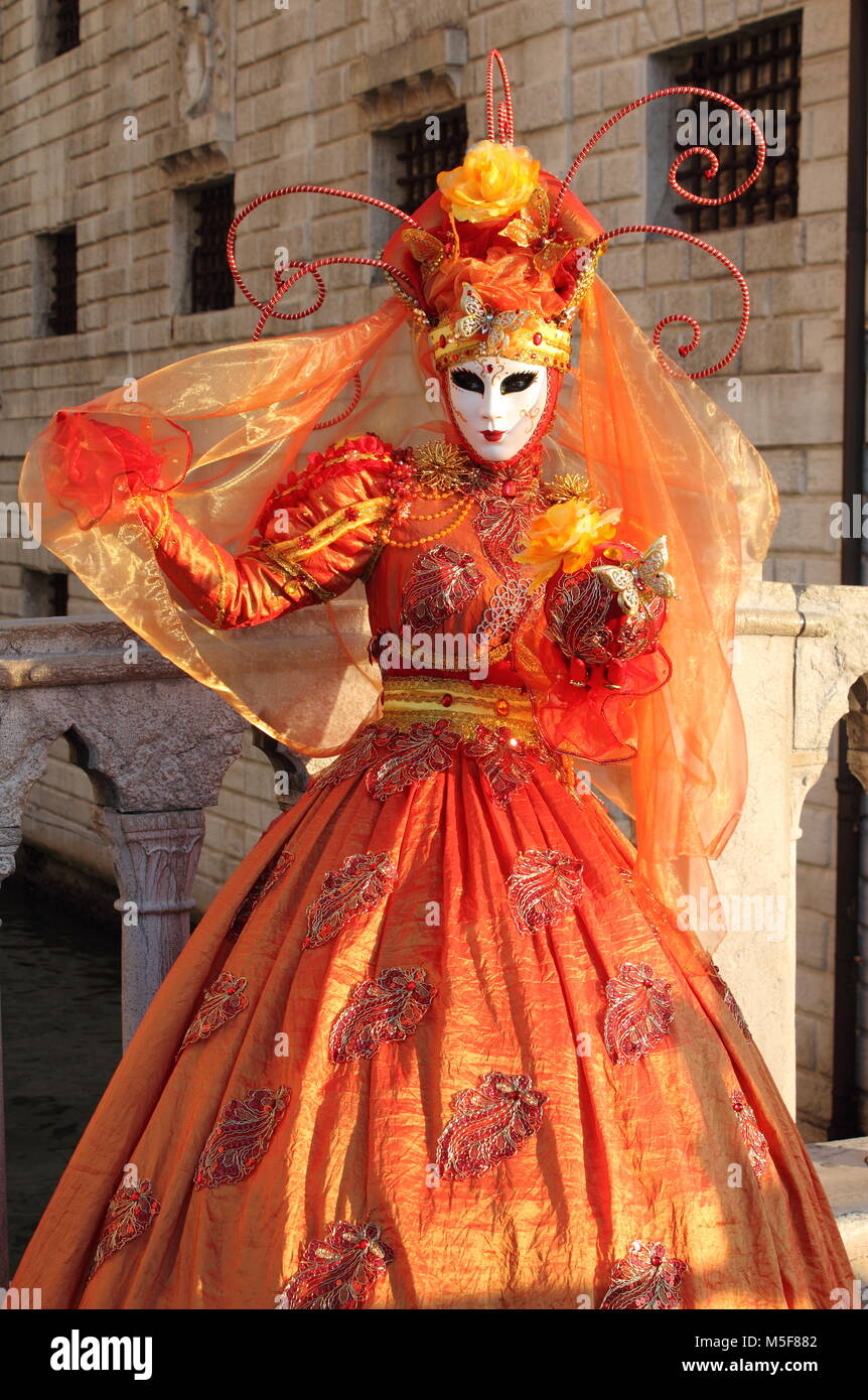 Venezia - 10 febbraio: Persona in costume veneziano assiste il Carnevale di  Venezia il 10 febbraio 2018 a Venezia, Italia Foto stock - Alamy