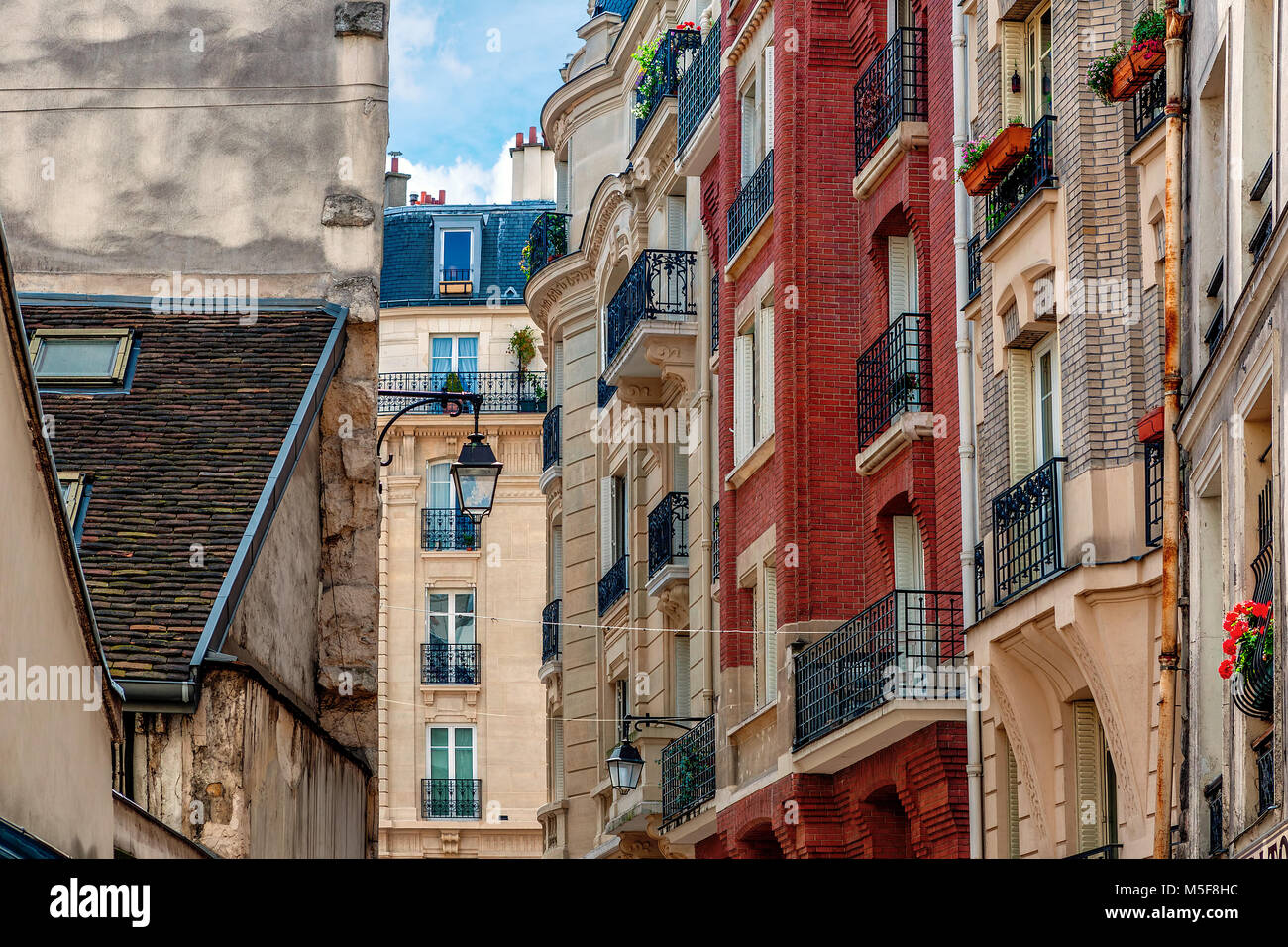 Vista del tipico parigino edifici residenziali. Foto Stock