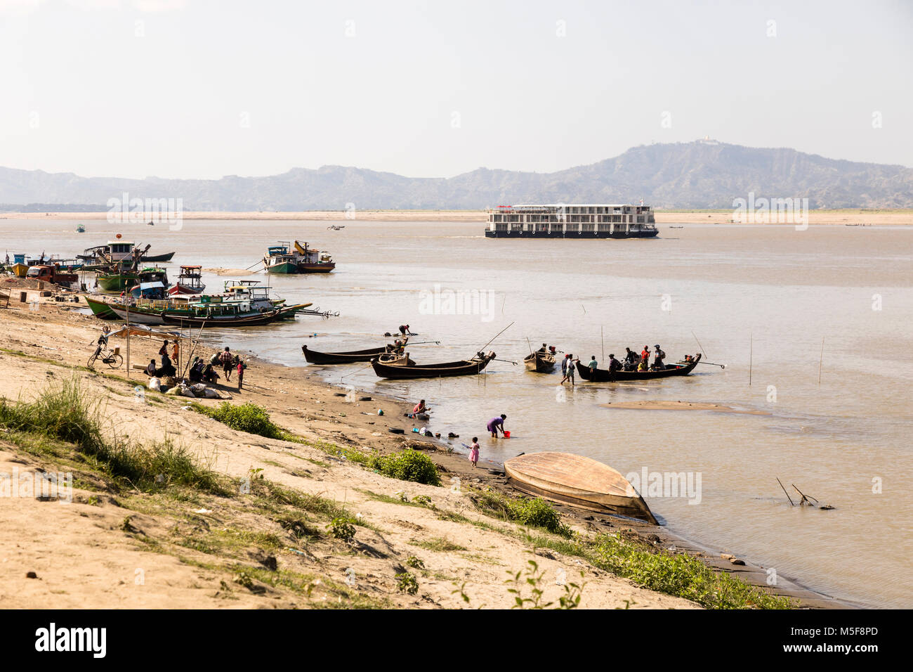 Bagan, Myanmar, 27 Dicembre 2017: il molo del fiume Irrawaddy di Bagan Foto Stock