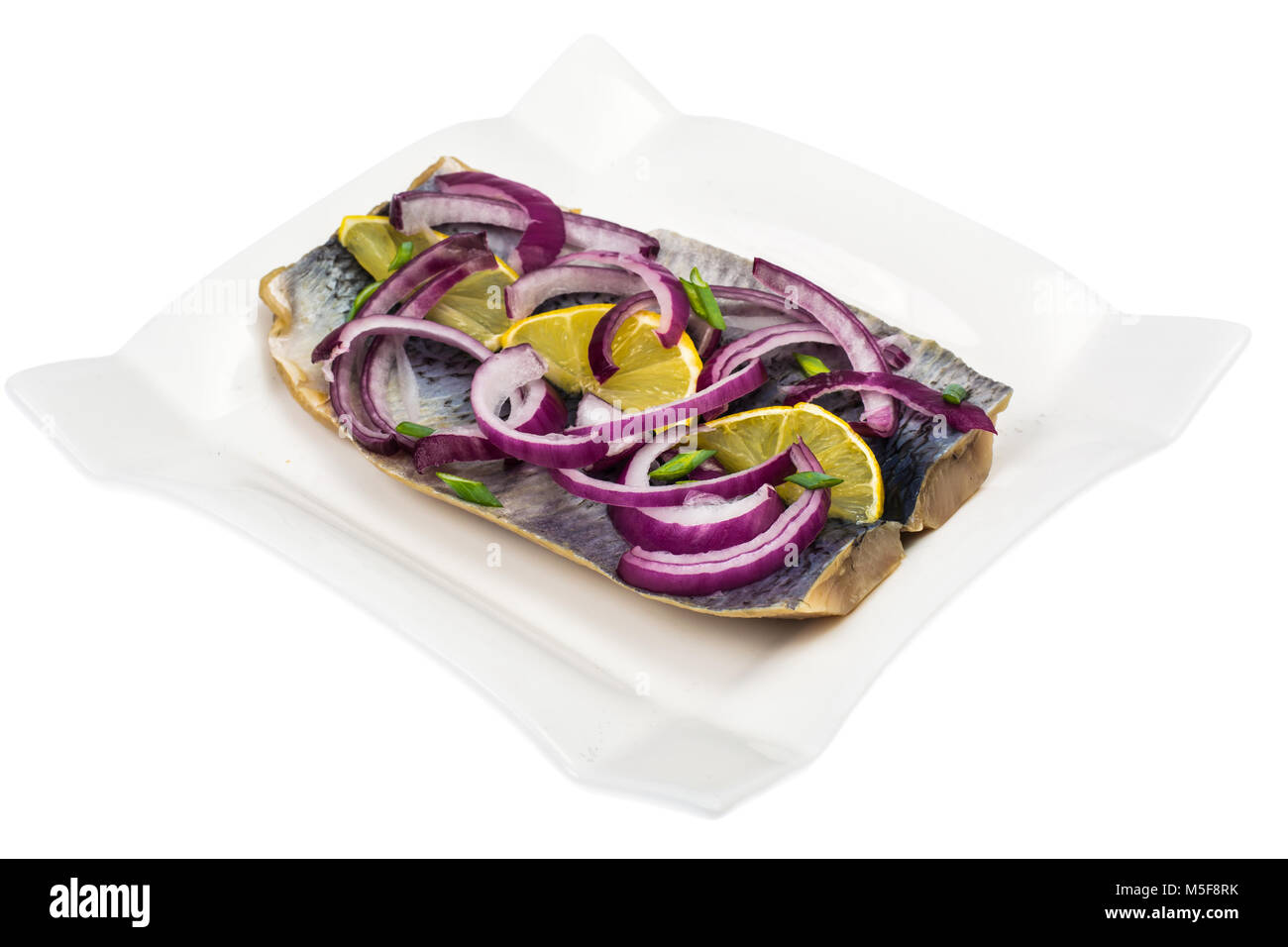 Le aringhe salate filetto, cipolla rossa, limone. Foto Studio Foto Stock