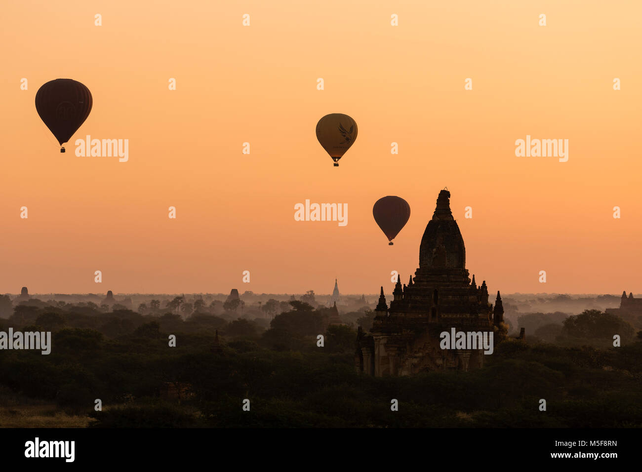 BAGAN, Myanmar, 2 gennaio 2018: i palloni ad aria calda su antichi templi buddisti di Bagan Foto Stock