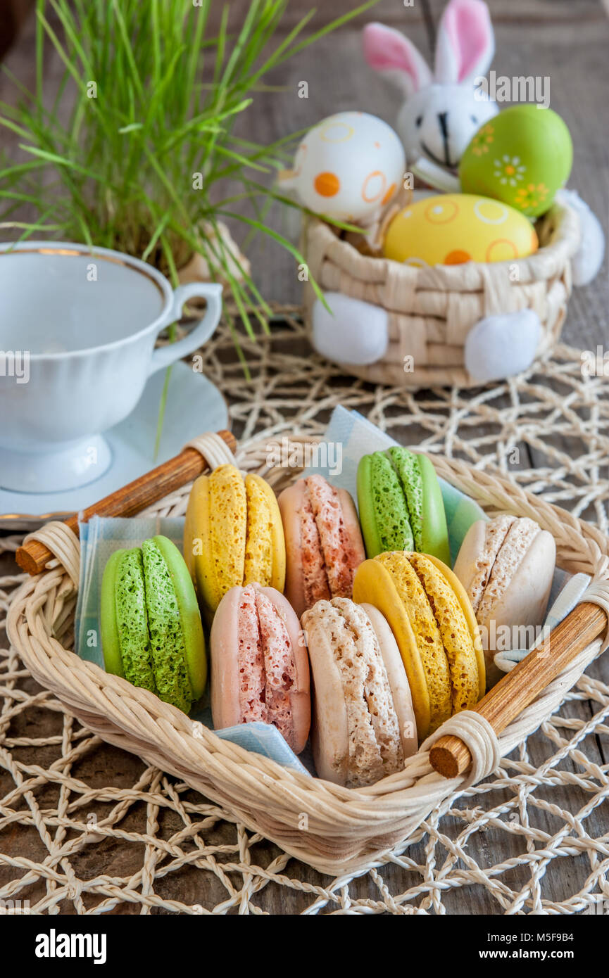 Meringhe multicolore amaretti in un cestello per la Pasqua Foto Stock