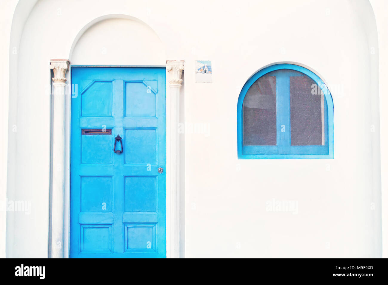 Facciata bianca con blue porta, finestra, arco e le bellissime colonne della tradizionale casa mediterranea a Ravello, Italia Foto Stock
