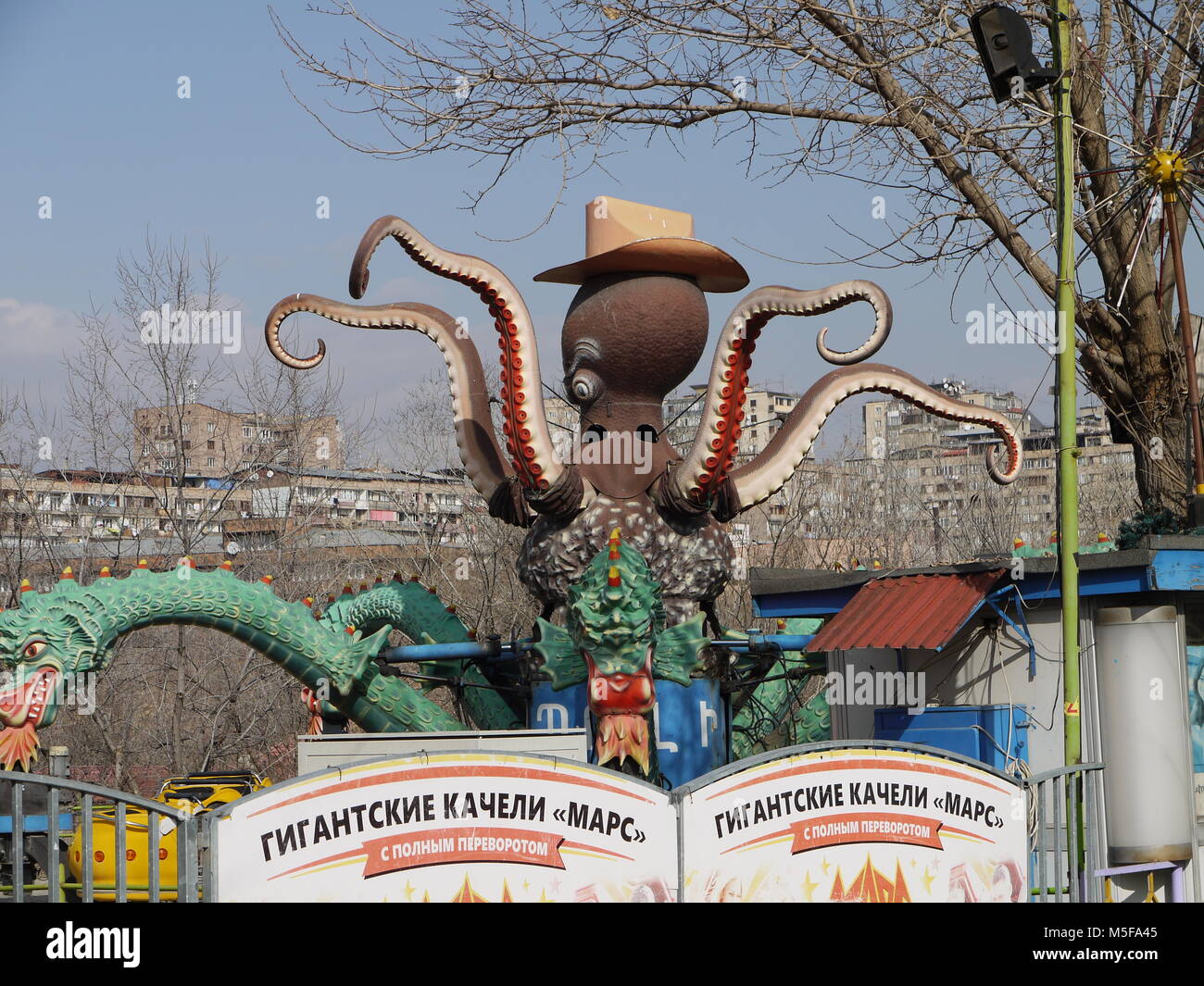 Caroselli nel centro di Yerevan, durante la soleggiata giornata invernale Foto Stock