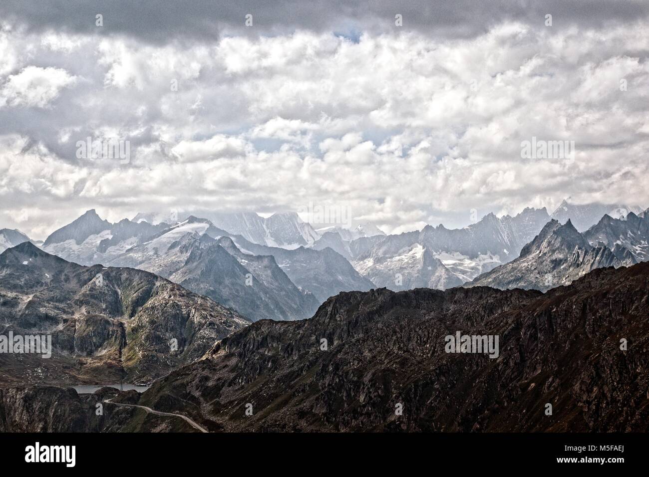 Lunga vista dal Furkapass oltre l'Gimsel Pass e gamme della montagna nella Svizzera centrale Foto Stock