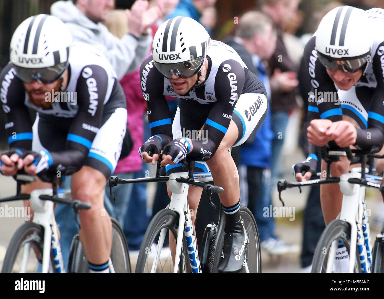 Team Giant-Shimano (NED) gara passato Queen's University di Belfast durante la prima fase del 2014 il Giro d'Italia, 21km tempo al team di fase di prova, 9 maggio 2014 a Belfast, Irlanda del Nord. Foto Stock