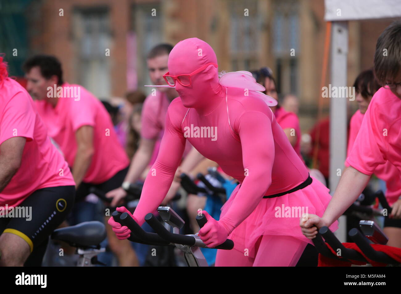 Il Giro d'Italia (Italiano pronuncia: [ˈdʒiːro diˈtaːlja]; inglese: Tour d'Italia; aka il Giro) è un annuale a stadi multipli, gara ciclistica in primo luogo tenuto in Italia, mentre anche occasionalmente passando attraverso i paesi vicini. La prima gara è stata organizzata nel 1909 per aumentare le vendite del quotidiano La Gazzetta dello Sport; tuttavia è attualmente gestito da RCS Sport.[5][6] La gara è stato tenuto annualmente sin dalla sua prima edizione nel 1909, tranne quando è stato arrestato per le due guerre mondiali.[3] come il Giro guadagnato importanza e popolarità che la gara è stata allungata e il peloton ampliato Foto Stock