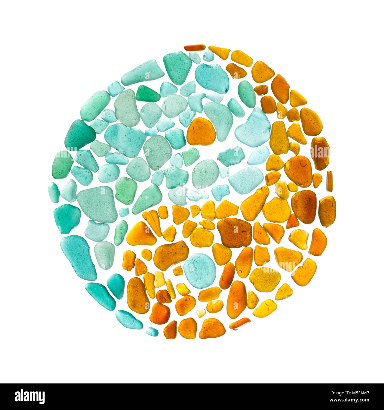 Yin Yang segno fatto di seaglass su sfondo bianco Foto Stock