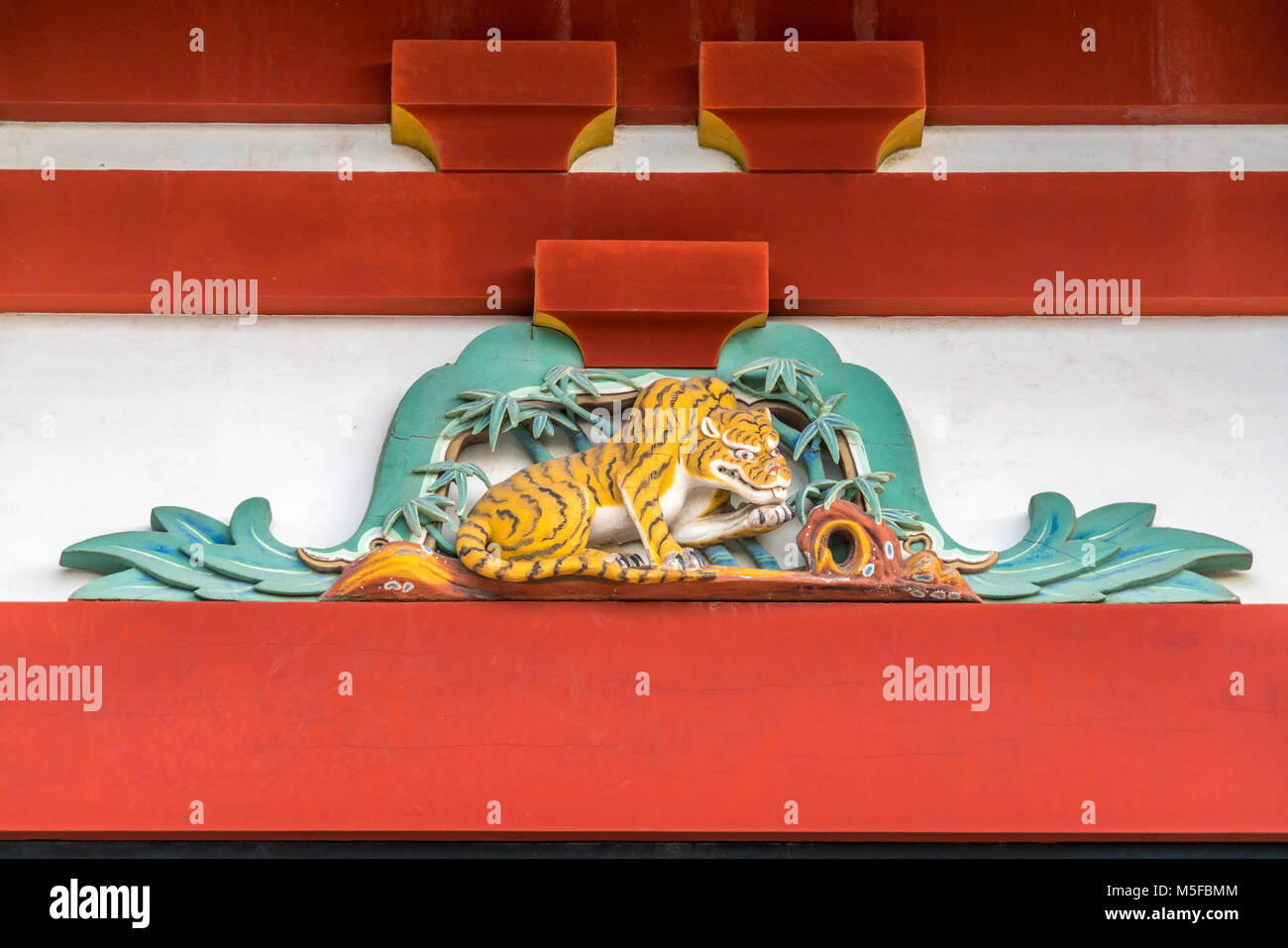 Tiger colorate a forma di intaglio Miyabori dettaglio del Santuario Senior (hongu) a Tsurugaoka Hachimangu sacrario scintoista. Il più importante santuario scintoista nel Foto Stock