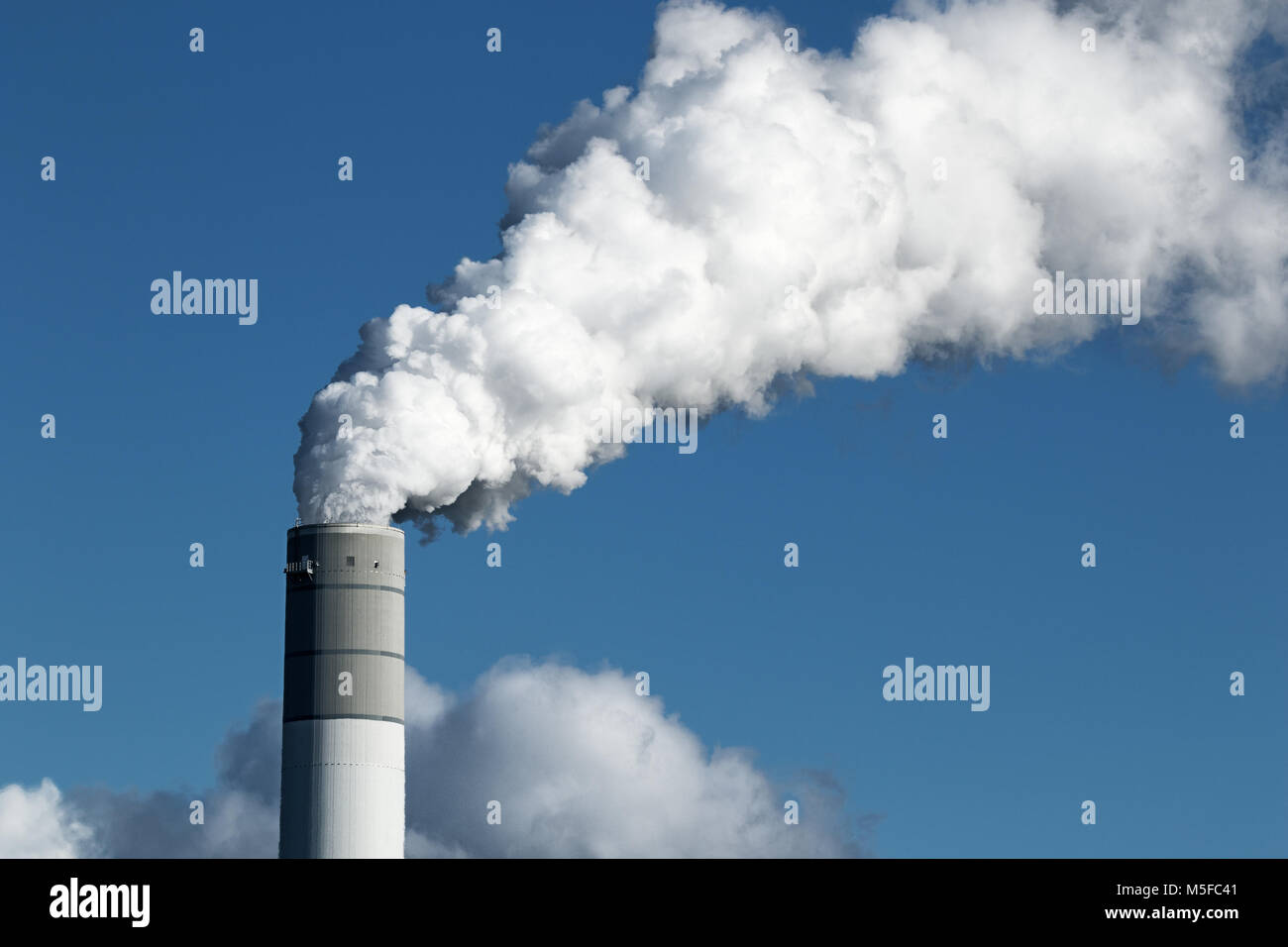 Inquinamento atmosferico da pianta di potere camino. Foto Stock