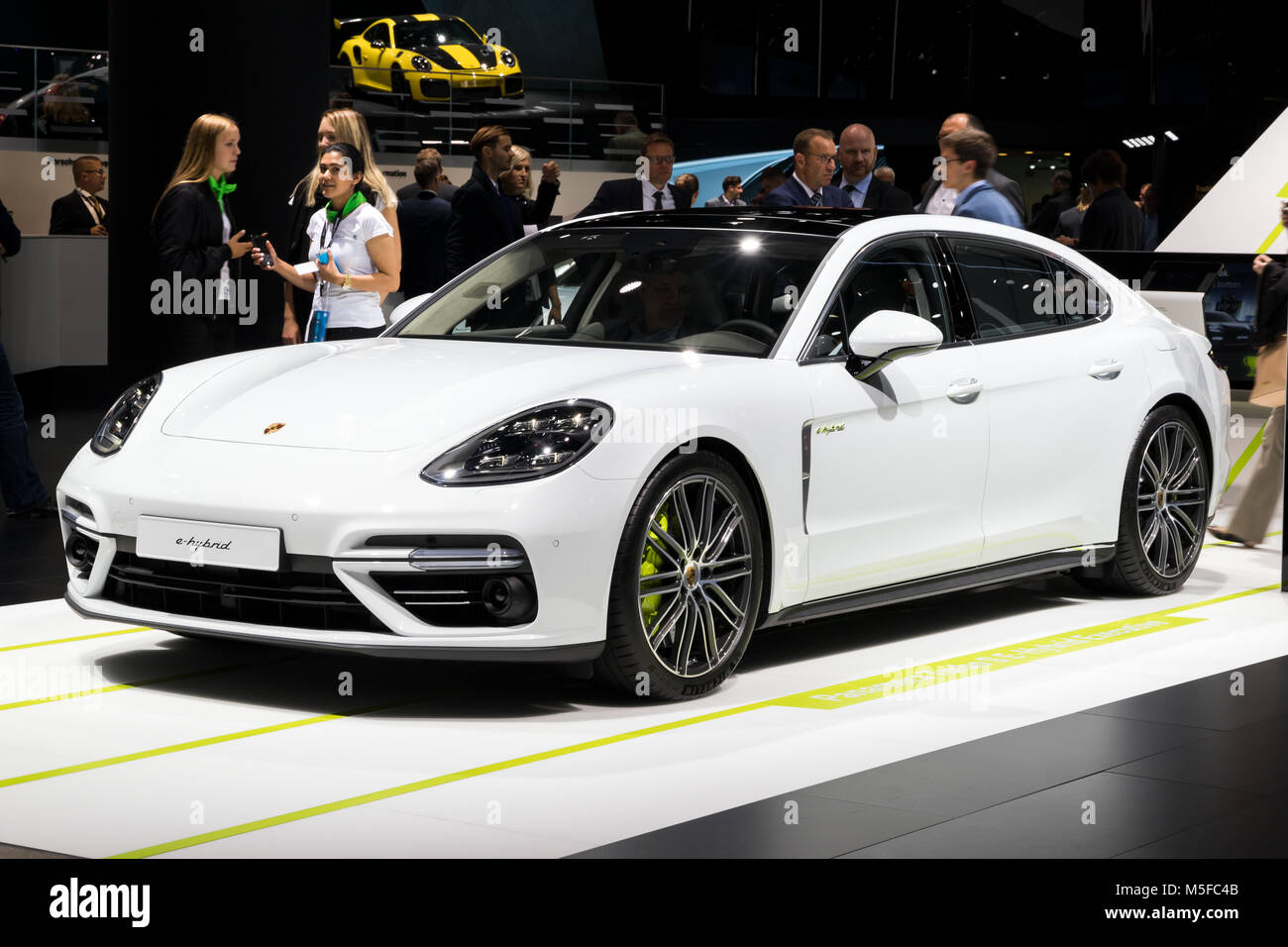 Francoforte, Germania - Sep 13, 2017: Porsche Panamera E-ibrido elettrico auto sportive a Francoforte IAA Motor Show. Foto Stock