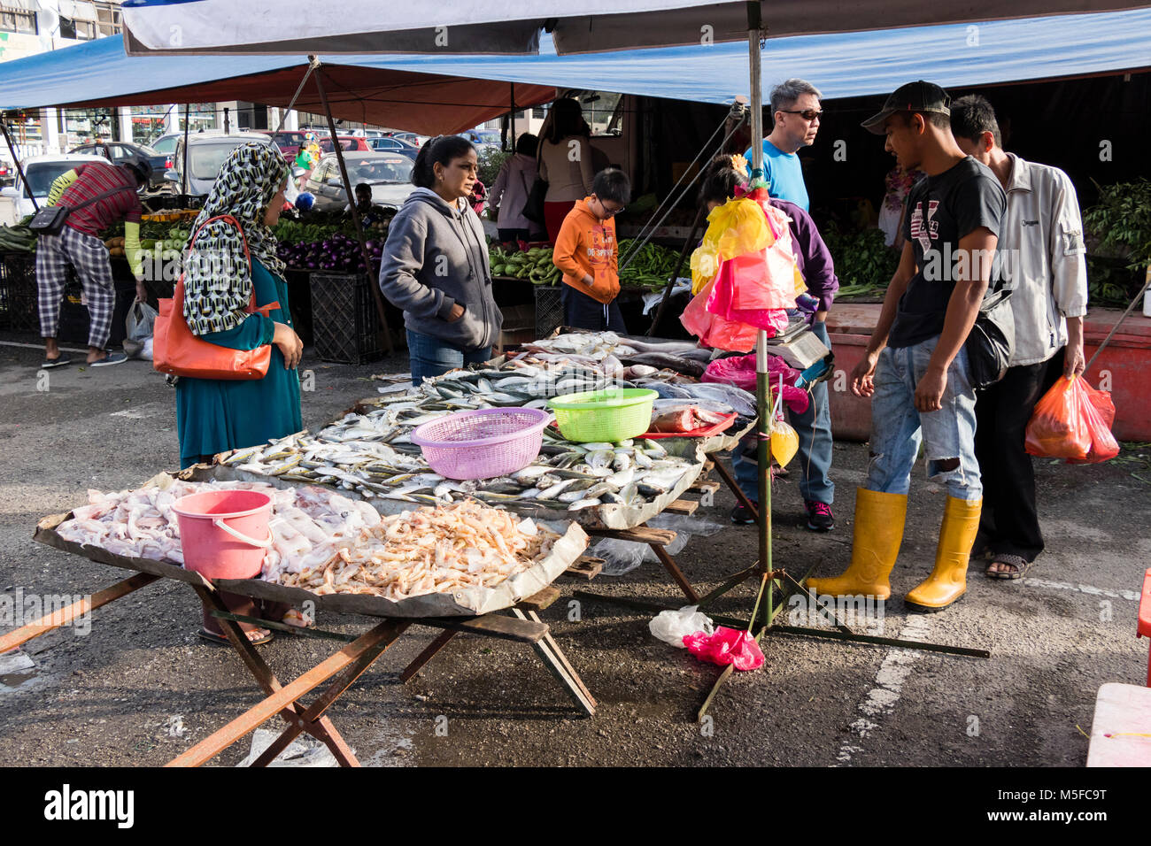 Tanah Rata, Malesia, 17 Dicembre 2017: l uomo è vendere il suo pesce fresco su un mercato Foto Stock