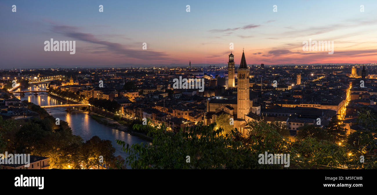 Vista sulla città vecchia di Verona in Italia in serata Foto Stock