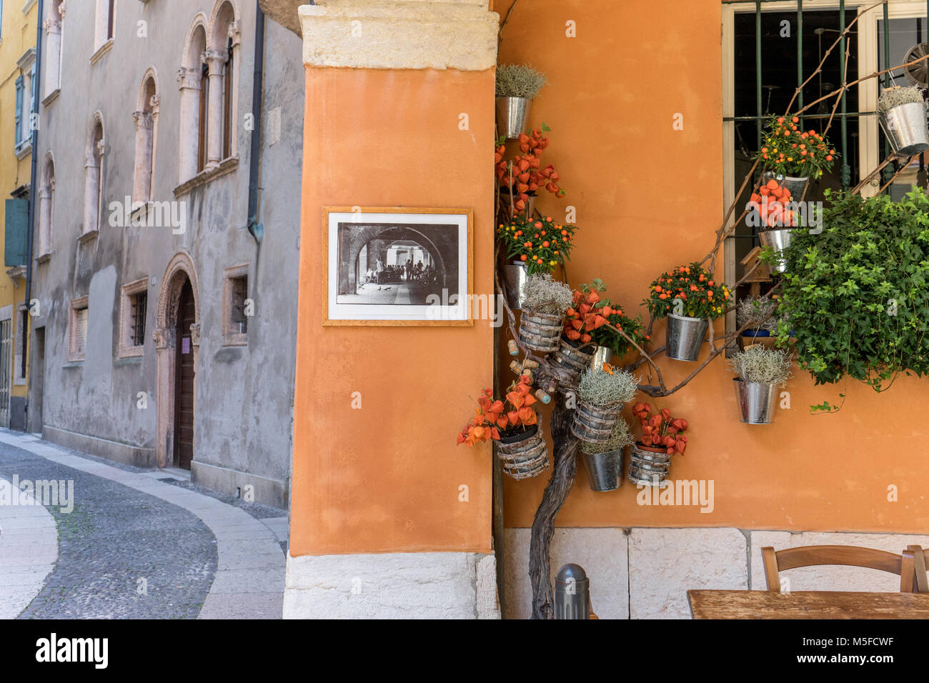 Vista in un vicolo della città vecchia di Verona in Italia Foto Stock