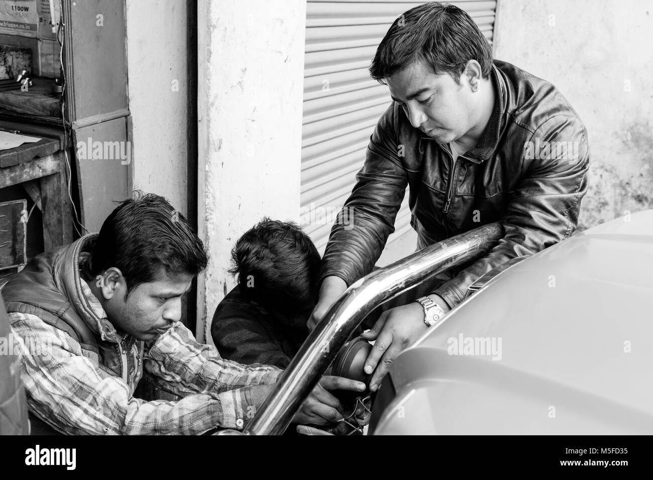 Gangtok, India, il 8 marzo 2017: Riparazione dei fari su una vettura in Gangtok Foto Stock