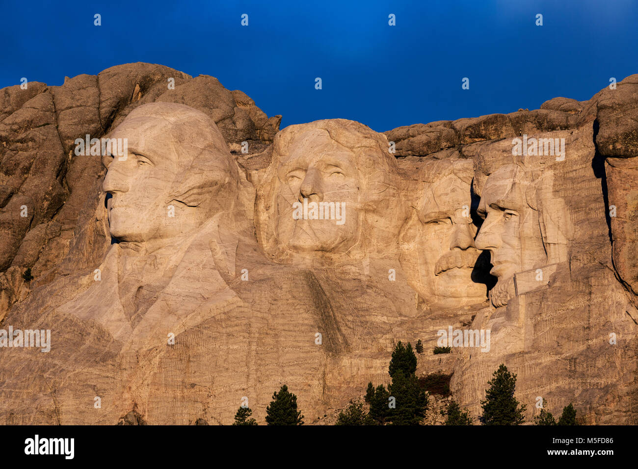 SD00017-00...Dakota del Sud - Presedents Georg Washington Thomas Jefferson, Theodore Roosevelt e Abraham Lincoln scavate nella montagna di un lato a monte Foto Stock