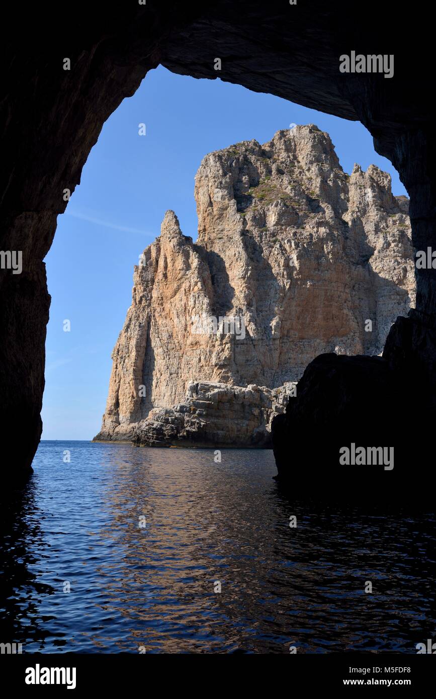 Vista della Grotta Grotta della Bombarda, Marettimo, Isole Egadi, Sicilia, Italia Foto Stock