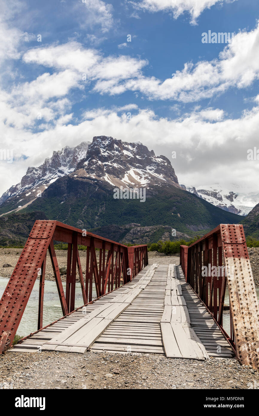 Ponte sul Rio de Vueltas; a nord di El Chaltén; Patagonia Argentina; Foto Stock