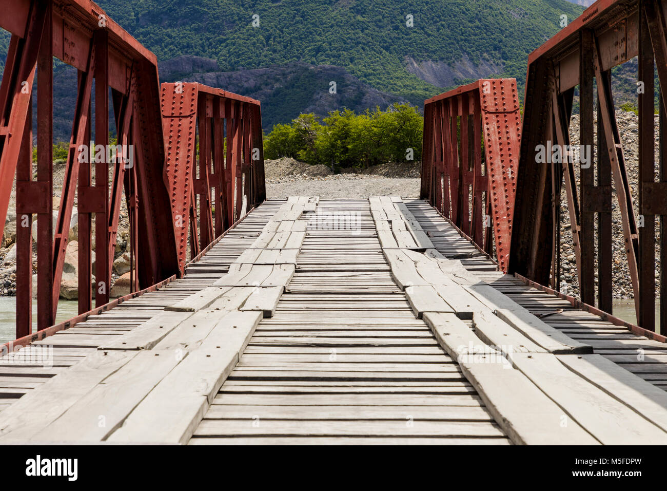 Ponte sul Rio de Vueltas; a nord di El Chalten; Patagonia Argentina; Foto Stock