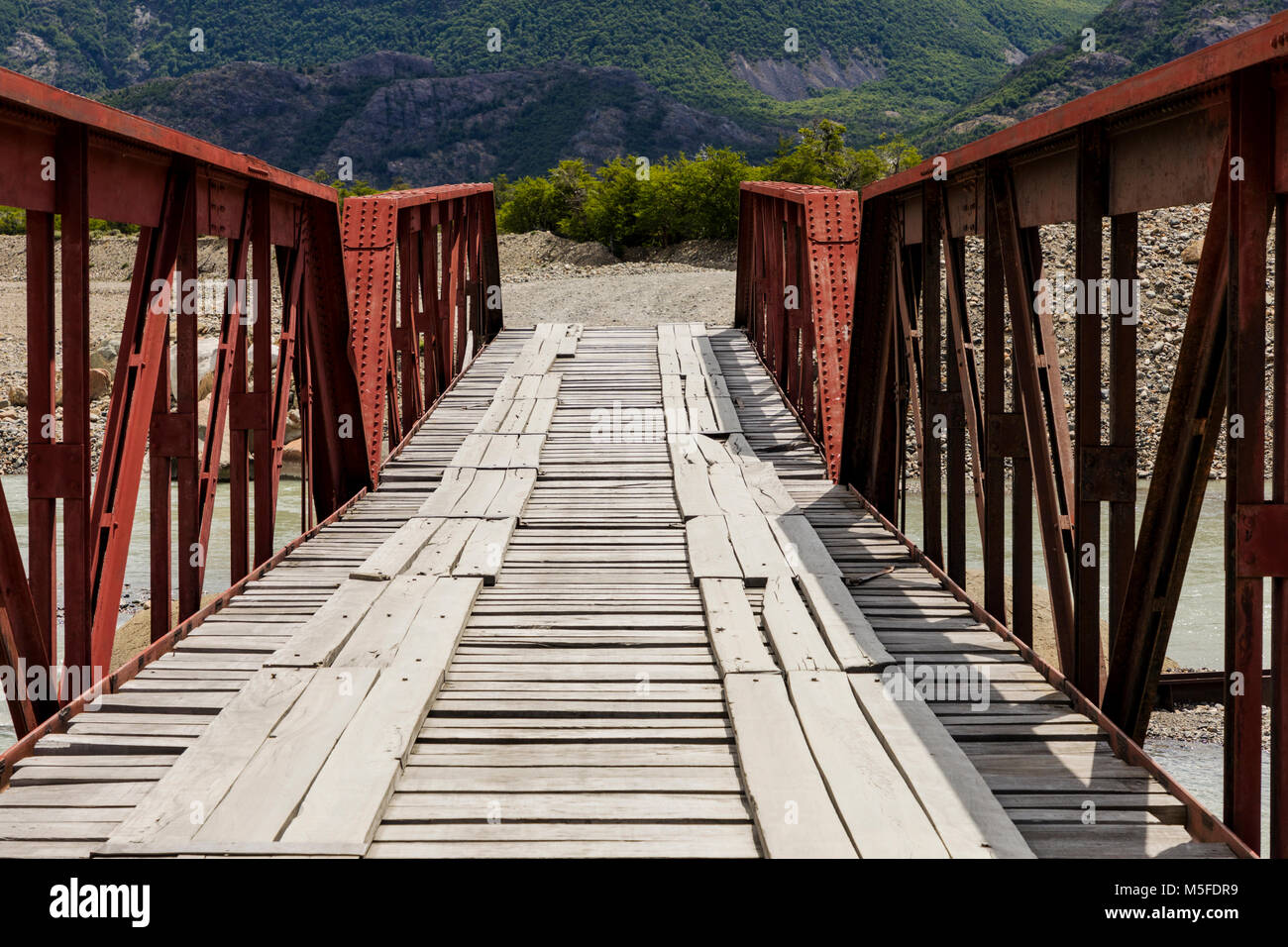 Ponte sul Rio de Vueltas; a nord di El Chalten; Patagonia Argentina; Foto Stock