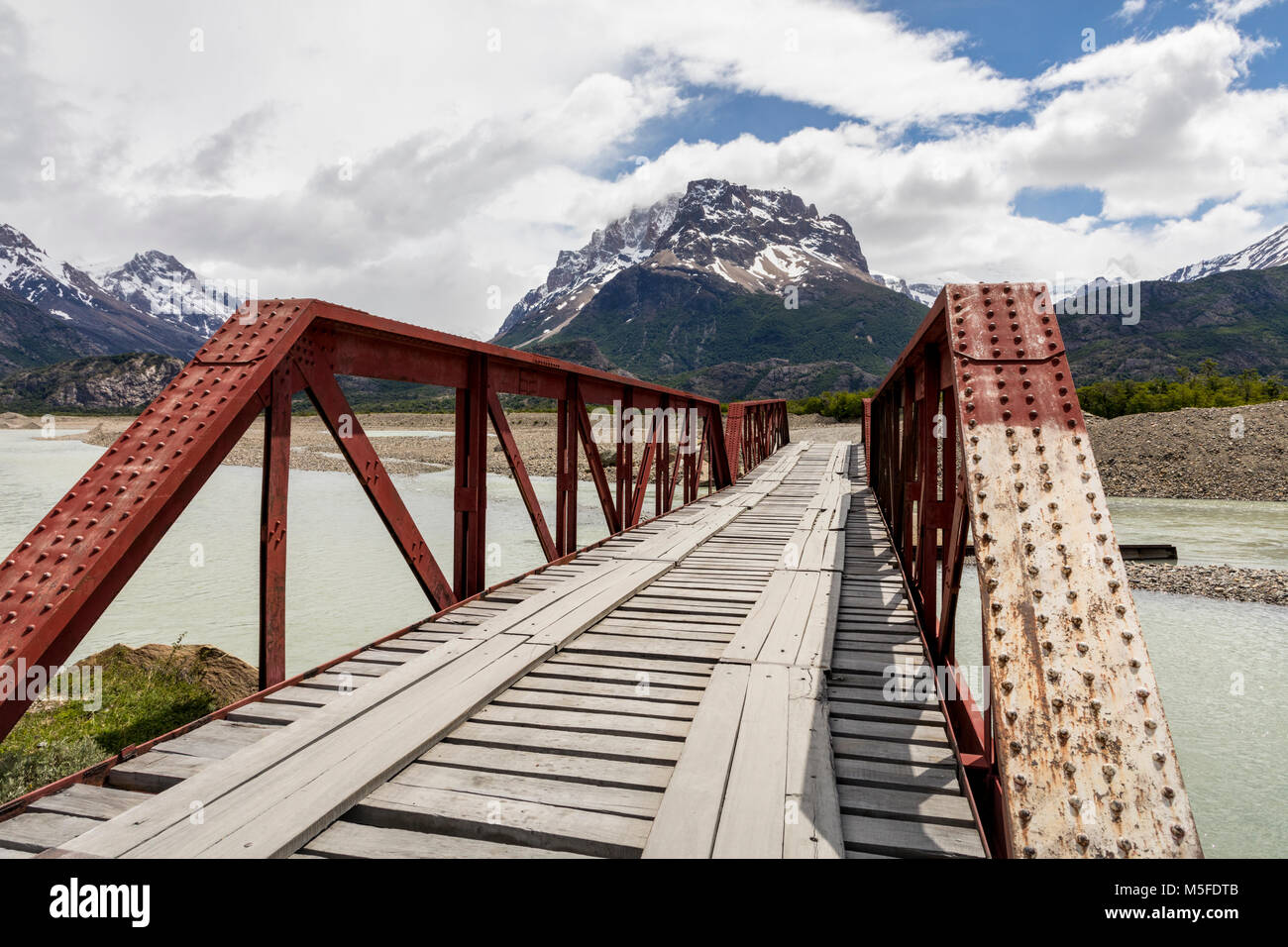Ponte sul Rio de Vueltas; a nord di El Chaltén; Patagonia Argentina; Foto Stock