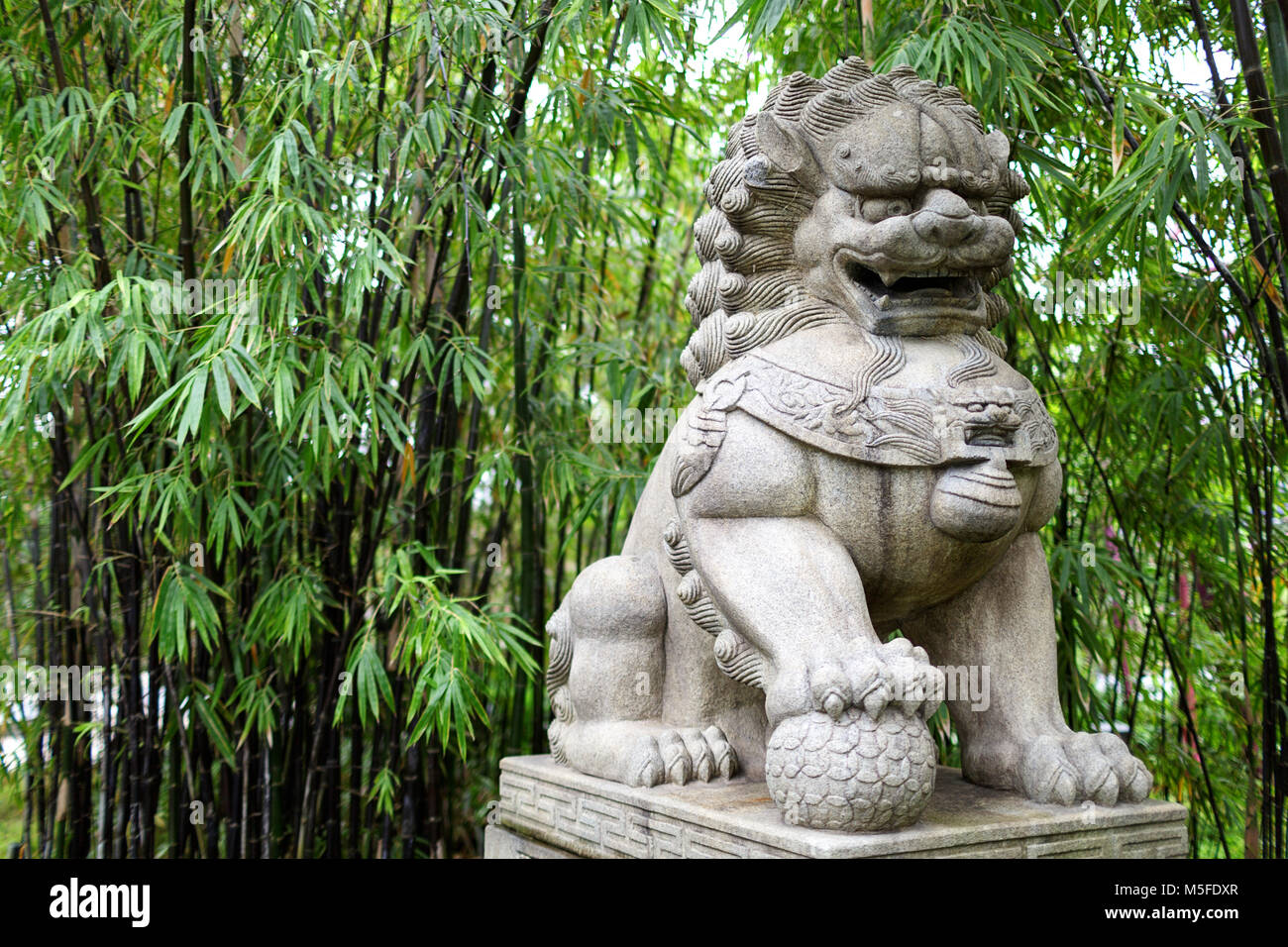 Un leone di pietra statua presso i giardini dalla Baia di Singapore Foto Stock